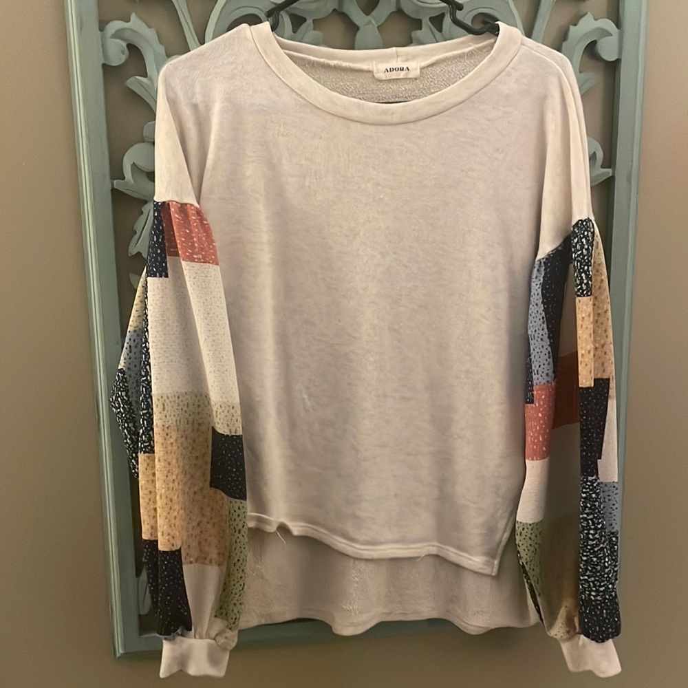 adora. multi color sleeve. small.